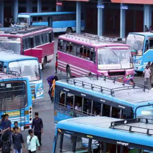 സ്വകാര്യബസുകളുടെ മത്സരയോട്ടം; എറണാകുളത്ത് മാത്രം രജിസ്റ്റർ ചെയ്തത് 80 കേസുകൾ, ലക്ഷത്തിലധികം രൂപ പിഴ ഈടാക്കി
