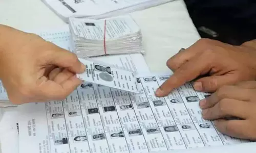 എസ്ഐആറിലെ കൂട്ടവെട്ടിനിരത്തലിന് പിന്നാലെ തിരുത്തലുമായി തെരഞ്ഞെടുപ്പ് കമ്മീഷന്; അര്ഹരെ തിരിച്ചെടുക്കാന് പ്രത്യേക യജ്ഞം എസ്ഐആറിലെ കൂട്ടവെട്ടിനിരത്തലിന് പിന്നാലെ തിരുത്തലുമായി തെരഞ്ഞെടുപ്പ് കമ്മീഷന്; അര്ഹരെ തിരിച്ചെടുക്കാന് പ്രത്യേക യജ്ഞം