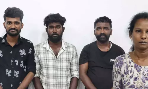 ഭർത്താവ് കാമുകിക്കൊപ്പം ലോഡ്ജിൽ; ക്യുആർ കോഡിലൂടെ ഭാര്യ കണ്ടെത്തി; തട്ടിക്കൊണ്ടുപോയി തല്ലിച്ചതച്ചു; യുവതിയെ കൂട്ടബലാത്സംഗം ചെയ്തു ഭർത്താവ് കാമുകിക്കൊപ്പം ലോഡ്ജിൽ; ക്യുആർ കോഡിലൂടെ ഭാര്യ കണ്ടെത്തി; തട്ടിക്കൊണ്ടുപോയി തല്ലിച്ചതച്ചു; യുവതിയെ കൂട്ടബലാത്സംഗം ചെയ്തു