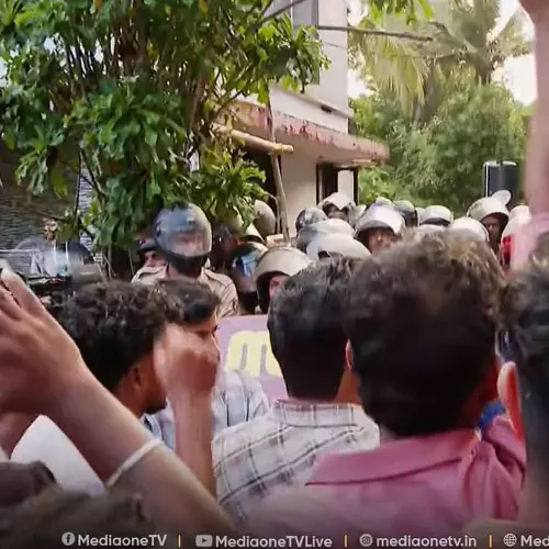 യൂണിവേഴ്സിറ്റി ഹോസ്റ്റൽ സംഘർഷത്തിൽ വീണ്ടും കൊമ്പുകോർത്ത് എസ്എഫ്ഐയും പൊലീസും; കന്റോൺമെന്റ് സിഐയുടെ വീട്ടിലേക്ക് മാർച്ചുമായി SFI