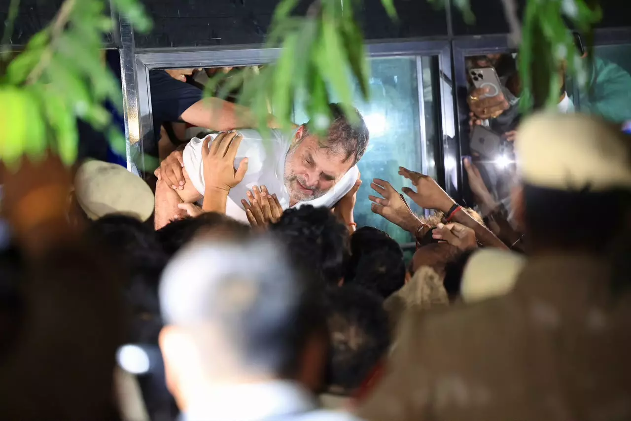 പ്രതിഷേധത്തീയിൽ തലസ്ഥാനം; രാഹുലും പ്രിയങ്കയും അറസ്റ്റിൽ പ്രതിഷേധത്തീയിൽ തലസ്ഥാനം; രാഹുലും പ്രിയങ്കയും അറസ്റ്റിൽ