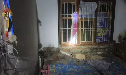 കണ്ണൂരില് ഇടിമിന്നലേറ്റ് വീടിന്റ ചുമരുകള് വിണ്ടുകീറി; വയറിങ് കത്തിച്ച നശിച്ച നിലയില് കണ്ണൂരില് ഇടിമിന്നലേറ്റ് വീടിന്റ ചുമരുകള് വിണ്ടുകീറി; വയറിങ് കത്തിച്ച നശിച്ച നിലയില്