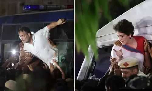 രാഹുൽ ഗാന്ധിയുടെയും പ്രിയങ്ക ഗാന്ധിയുടെയും അറസ്റ്റ് ജനാധിപത്യ വിരുദ്ധം; കേന്ദ്ര നടപടിക്കെതിരെ പ്രതിഷേധം രാഹുൽ ഗാന്ധിയുടെയും പ്രിയങ്ക ഗാന്ധിയുടെയും അറസ്റ്റ് ജനാധിപത്യ വിരുദ്ധം; കേന്ദ്ര നടപടിക്കെതിരെ പ്രതിഷേധം