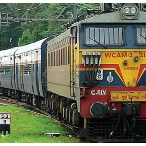 100 വർഷത്തെ പാരമ്പര്യം; ഇന്ത്യയിൽ ആദ്യമായി ട്രെയിനിൽ വനിത കോച്ച് അവതരിപ്പിച്ച ഡെക്കാൻ ക്വീൻ