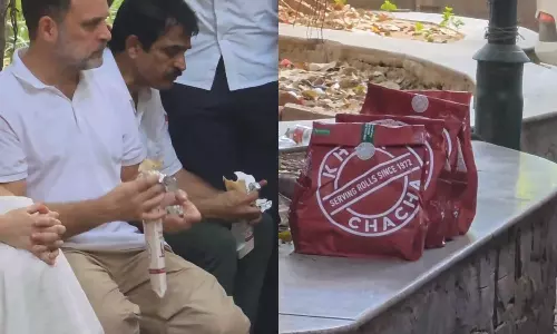 പ്രശ്നം ചിക്കന് റോളാണ്; പ്രതിഷേധത്തിനിടെ രാഹുല് കഴിച്ച ഭക്ഷണത്തിന്റെ പേരില് സംഘ്പരിവാറിന്റെ വിദ്വേഷ പ്രചാരണം പ്രശ്നം ചിക്കന് റോളാണ്; പ്രതിഷേധത്തിനിടെ രാഹുല് കഴിച്ച ഭക്ഷണത്തിന്റെ പേരില് സംഘ്പരിവാറിന്റെ വിദ്വേഷ പ്രചാരണം