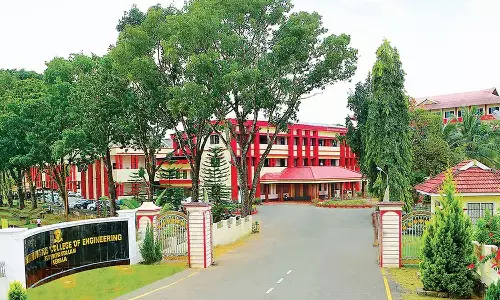 കോതമംഗലത്ത് കോളജ് ഹോസ്റ്റലിൽ നിന്ന് വീണ് വിദ്യാർഥി മരിച്ചു കോതമംഗലത്ത് കോളജ് ഹോസ്റ്റലിൽ നിന്ന് വീണ് വിദ്യാർഥി മരിച്ചു