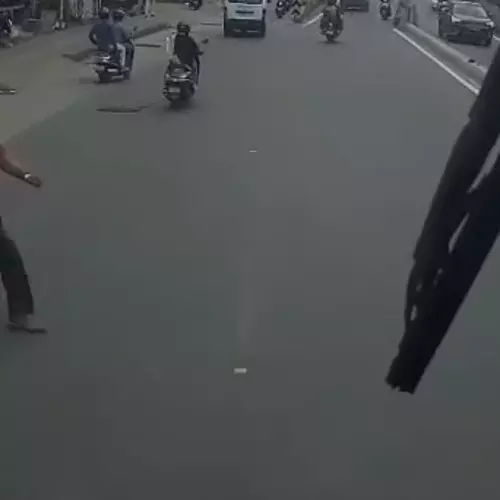 കോഴിക്കോട് മാവൂർ റോഡിൽ ഓടിക്കൊണ്ടിരുന്ന ബസിന് മുന്നിലേക്ക് ചാടി യുവാവിന്റെ ആത്മഹത്യാ ശ്രമം
