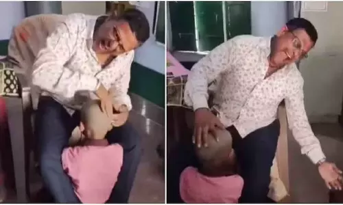 വിദ്യാർഥിയുടെ തലയിൽ തബല കൊട്ടി ചിരിച്ചുല്ലസിച്ചു; ദൃശ്യങ്ങൾ ഫേസ്ബുക്കിൽ പങ്കുവെച്ച് യുപിയിലെ അധ്യാപകൻ വിദ്യാർഥിയുടെ തലയിൽ തബല കൊട്ടി ചിരിച്ചുല്ലസിച്ചു; ദൃശ്യങ്ങൾ ഫേസ്ബുക്കിൽ പങ്കുവെച്ച് യുപിയിലെ അധ്യാപകൻ