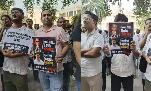 ഡൽഹി സർവകലാശാലയിൽ ചരിത്ര സിലബസ് വെട്ടിച്ചുരുക്കലിനെതിരെ വിദ്യാർഥി പ്രതിഷേധം; 43 പേപ്പറുകളിൽ 20 എണ്ണവും ഒഴിവാക്കിയതായി പരാതി ഡൽഹി സർവകലാശാലയിൽ ചരിത്ര സിലബസ് വെട്ടിച്ചുരുക്കലിനെതിരെ വിദ്യാർഥി പ്രതിഷേധം; 43 പേപ്പറുകളിൽ 20 എണ്ണവും ഒഴിവാക്കിയതായി പരാതി