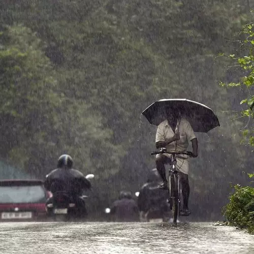 സംസ്ഥാനത്ത് പത്ത് ജില്ലകളിൽ ഓറഞ്ച് അലർട്ട്; ശക്തമായ കാറ്റിനും സാധ്യത
