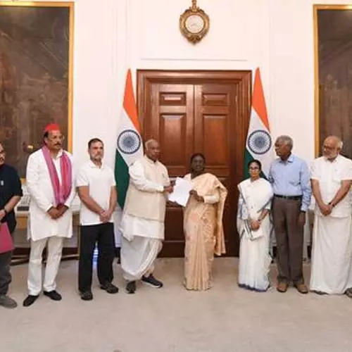 ഗ്യാനേഷ് കുമാറിനെതിരെ പ്രതിഷേധം കടുപ്പിക്കാൻ ഇൻഡ്യ സഖ്യം; രാഷ്ട്രപതിക്ക് നിവേദനം നൽകി