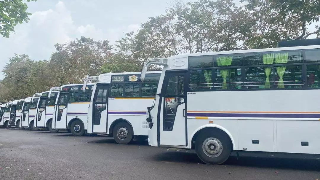 കളർഫുള്ളാവാൻ കാത്തിരിക്കണം; ടൂറിസ്റ്റ് ബസുടമകൾക്ക് തിരിച്ചടിയായി ഹൈക്കോടതി സ്റ്റേ കളർഫുള്ളാവാൻ കാത്തിരിക്കണം; ടൂറിസ്റ്റ് ബസുടമകൾക്ക് തിരിച്ചടിയായി ഹൈക്കോടതി സ്റ്റേ