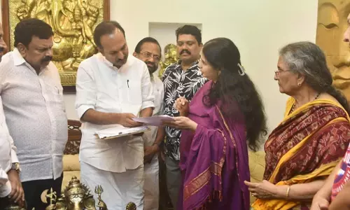 മരണക്കിടക്കയിലും മനസ്സിൽ തിളങ്ങിയ കലാസ്വപ്നങ്ങൾ; സൂര്യകൃഷ്ണമൂർത്തിയുടെ അവസാന കുറിപ്പുകൾ ഏറ്റുവാങ്ങി മന്ത്രി