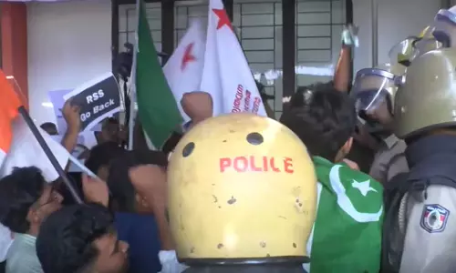 വിദ്യാർഥികളെ മാറ്റിനിർത്തി പരിപാടി സംഘടിപ്പിച്ചതിൽ വീഴ്ച പറ്റി; കേന്ദ്ര സർവകലാശാലയിലെ വിദ്യാർഥി പ്രതിഷേധത്തിൽ വിസിക്ക് അധ്യാപക സംഘടനയുടെ കത്ത് വിദ്യാർഥികളെ മാറ്റിനിർത്തി പരിപാടി സംഘടിപ്പിച്ചതിൽ വീഴ്ച പറ്റി; കേന്ദ്ര സർവകലാശാലയിലെ വിദ്യാർഥി പ്രതിഷേധത്തിൽ വിസിക്ക് അധ്യാപക സംഘടനയുടെ കത്ത്