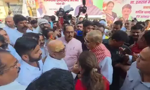 പുതിയ പിസിസി അധ്യക്ഷ ചുമതലയേൽക്കുന്നതിനിടെ യുപി കോൺഗ്രസ് ആസ്ഥാനത്ത് തമ്മിലടി; ചെരുപ്പേറും തെറിവിളിയും പുതിയ പിസിസി അധ്യക്ഷ ചുമതലയേൽക്കുന്നതിനിടെ യുപി കോൺഗ്രസ് ആസ്ഥാനത്ത് തമ്മിലടി; ചെരുപ്പേറും തെറിവിളിയും