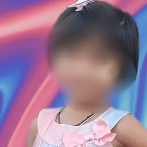 അഞ്ചുവയസുകാരിയെ സെക്യൂരിറ്റി ഗാര്ഡ് പിന്തുടരുന്നതിന്റെ സിസിടിവി ദൃശ്യങ്ങള്; പിന്നീട് കുട്ടിയെ കണ്ടെത്തിയത് കിണറ്റില് മരിച്ച നിലയില്