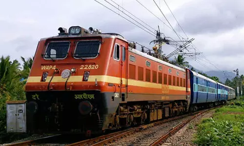 ഓവര്ഹെഡ് ഇലക്ട്രിക് ലൈനില് തകരാര്; ട്രെയിനുകള് വൈകിയോടുന്നു ഓവര്ഹെഡ് ഇലക്ട്രിക് ലൈനില് തകരാര്; ട്രെയിനുകള് വൈകിയോടുന്നു