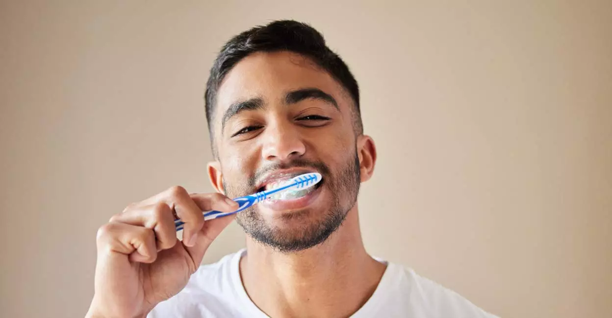 രാത്രി പല്ല് തേക്കാറില്ലേ? എങ്കിൽ പണി കിട്ടുന്നത് ഹൃദയത്തിനാണ്! രാത്രി പല്ല് തേക്കാറില്ലേ? എങ്കിൽ പണി കിട്ടുന്നത് ഹൃദയത്തിനാണ്!