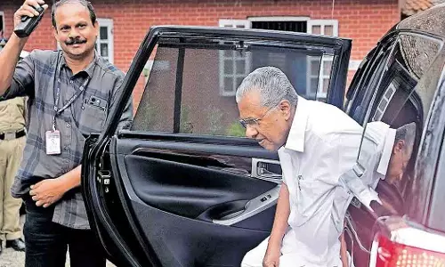 പിണറായിയുടെ വാഹനം മുൻ ഗൺമാന് വിട്ടുനൽകിയിട്ടില്ല; വഴിയിൽ വെച്ച് ലിഫ്റ്റ് നൽകിയതെന്ന് ഡ്രൈവർ സിനോജ് പിണറായിയുടെ വാഹനം മുൻ ഗൺമാന് വിട്ടുനൽകിയിട്ടില്ല; വഴിയിൽ വെച്ച് ലിഫ്റ്റ് നൽകിയതെന്ന് ഡ്രൈവർ സിനോജ്