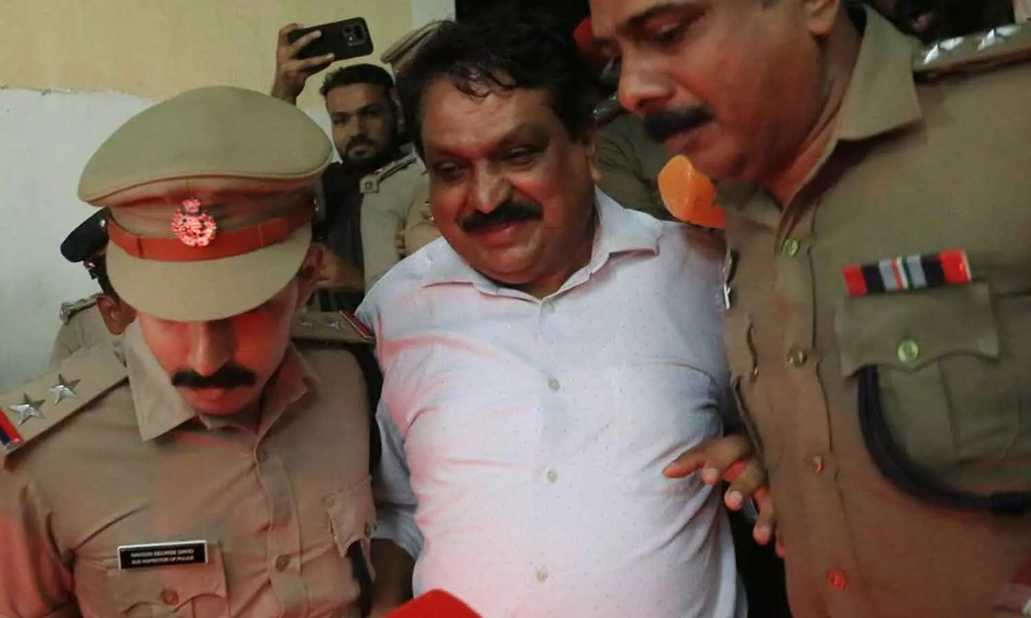 അനധികൃത സ്വത്ത് സമ്പാദനക്കേസിൽ ടോമിൻ ജെ. തച്ചങ്കരിക്ക് ആശ്വാസം; കോട്ടയം വിജിലൻസ് കോടതിയുടെ ശിക്ഷാവിധി മരവിപ്പിച്ച് ഹൈക്കോടതി