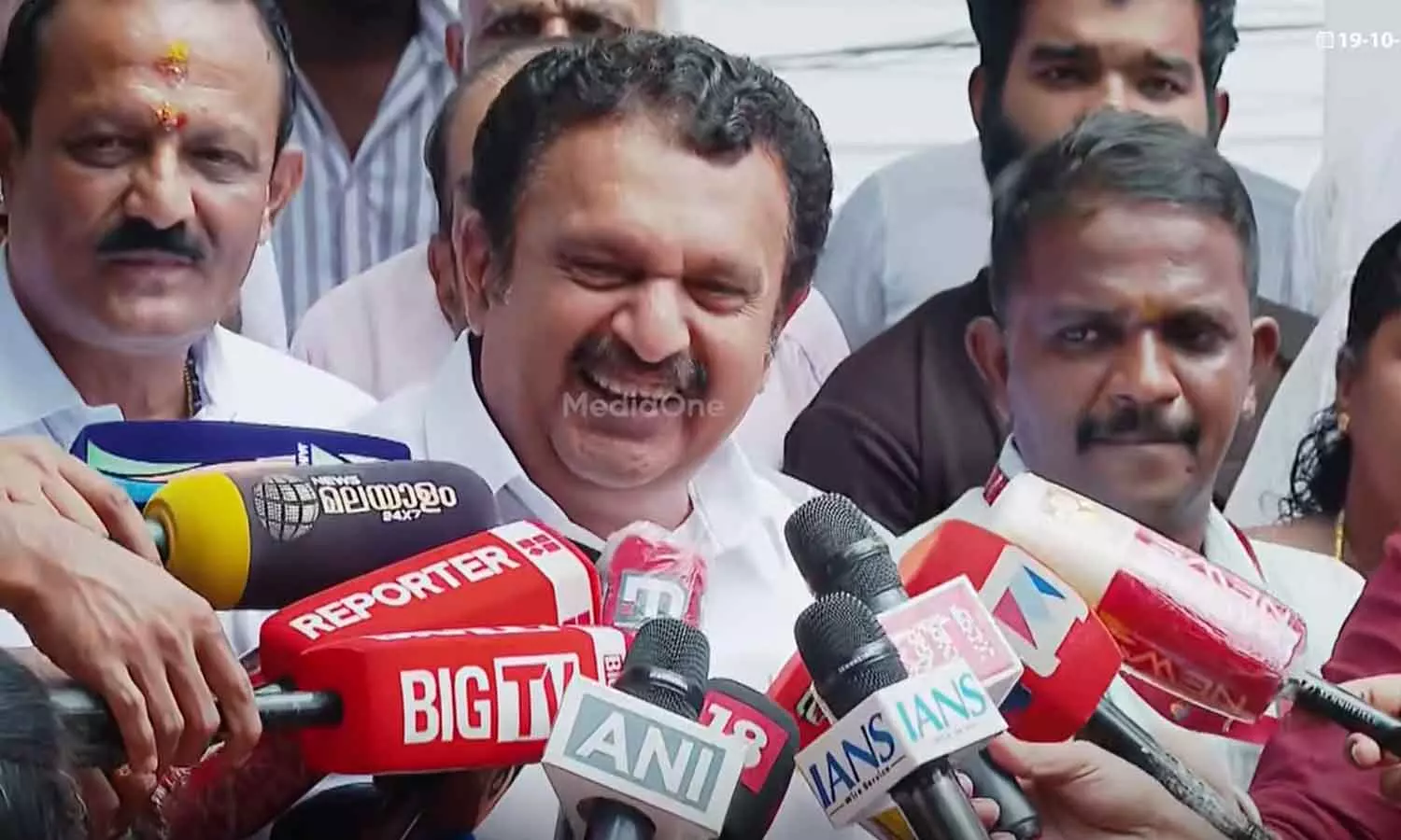 മുഖ്യമന്ത്രിക്കെതിരെ ഒരാൾ നിരന്തരം വിമർശനം ഉന്നയിക്കുന്നുണ്ടെങ്കിൽ കർട്ടന് പിന്നിൽ ആളുണ്ട്; അടൂർ പ്രകാശിനെതിരെ മന്ത്രി കെ.മുരളീധരൻ മുഖ്യമന്ത്രിക്കെതിരെ ഒരാൾ നിരന്തരം വിമർശനം ഉന്നയിക്കുന്നുണ്ടെങ്കിൽ കർട്ടന് പിന്നിൽ ആളുണ്ട്; അടൂർ പ്രകാശിനെതിരെ മന്ത്രി കെ.മുരളീധരൻ