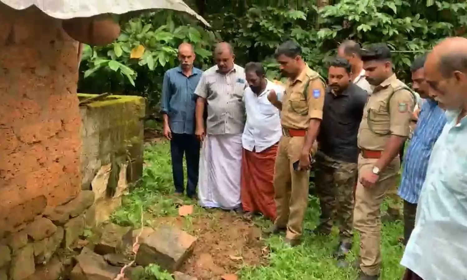 കോഴിക്കോട് തുഷാരഗിരിയില് പുലി? വളര്ത്തുനായയെ കടിച്ചുകൊന്നെന്ന് നാട്ടുകാർ കോഴിക്കോട് തുഷാരഗിരിയില് പുലി? വളര്ത്തുനായയെ കടിച്ചുകൊന്നെന്ന് നാട്ടുകാർ