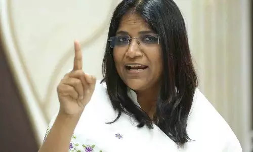 കെ.മുരളീധരന്റെ പിന്നിൽ ആരെങ്കിലുമുണ്ടെന്ന് ആരും പറഞ്ഞിട്ടില്ല, അടൂർ പ്രകാശിന്റെ പിന്നിലും ആരുമില്ല; കെപിസിസി വിലക്ക് ലംഘിച്ച് ജെബി മേത്തർ കെ.മുരളീധരന്റെ പിന്നിൽ ആരെങ്കിലുമുണ്ടെന്ന് ആരും പറഞ്ഞിട്ടില്ല, അടൂർ പ്രകാശിന്റെ പിന്നിലും ആരുമില്ല; കെപിസിസി വിലക്ക് ലംഘിച്ച് ജെബി മേത്തർ