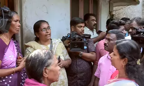അവളുടെ പ്രസവം നിര്ത്തണം മേഡം...; കാര്ത്തികപ്പള്ളി രണ്ട് വയസുകാരന്റെ മരണത്തില് അമ്മയ്ക്കെതിരെ നാട്ടുകാര് അവളുടെ പ്രസവം നിര്ത്തണം മേഡം...; കാര്ത്തികപ്പള്ളി രണ്ട് വയസുകാരന്റെ മരണത്തില് അമ്മയ്ക്കെതിരെ നാട്ടുകാര്