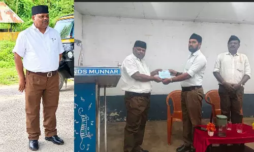 ഗണവേഷം ധരിച്ച് വിജയദശമി പരിപാടിയിൽ പങ്കെടുത്ത് മുൻ സിപിഎം എംഎൽഎ എസ്.രാജേന്ദ്രൻ ഗണവേഷം ധരിച്ച് വിജയദശമി പരിപാടിയിൽ പങ്കെടുത്ത് മുൻ സിപിഎം എംഎൽഎ എസ്.രാജേന്ദ്രൻ