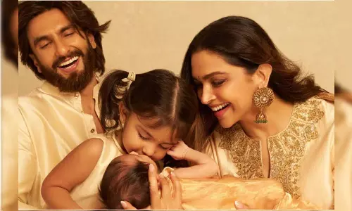 രണ്ടാമത്തെ മകൾക്ക് ‘ദേവി’ എന്ന് പേരിട്ട് ദീപികയും രൺവീറും; കുഞ്ഞിന്റെ ആദ്യ ചിത്രം പങ്കുവെച്ച് താരദമ്പതികൾ രണ്ടാമത്തെ മകൾക്ക് ‘ദേവി’ എന്ന് പേരിട്ട് ദീപികയും രൺവീറും; കുഞ്ഞിന്റെ ആദ്യ ചിത്രം പങ്കുവെച്ച് താരദമ്പതികൾ