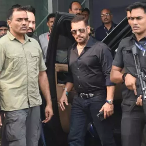 വെടിവെപ്പ് ഭീതിയിൽ ബോളിവുഡ്? കനത്ത സുരക്ഷയിൽ സൽമാൻ ഖാൻ മുംബൈ വിമാനത്താവളത്തിൽ