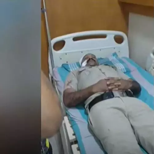 എറണാകുളത്ത് പൊലീസുകാർക്ക് കുത്തേറ്റു; ആക്രമണം കൊലക്കേസ് പ്രതി മുന്നയുടെ നേതൃത്വത്തിൽ
