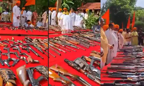 വൻ ആയുധശേഖരം; 500ൽ അധികം തോക്കുകൾ പൂജക്കുവെച്ച് യുപി എംഎൽഎ രാജാ ഭയ്യ വൻ ആയുധശേഖരം; 500ൽ അധികം തോക്കുകൾ പൂജക്കുവെച്ച് യുപി എംഎൽഎ രാജാ ഭയ്യ