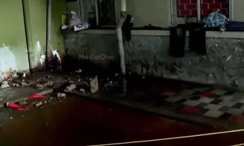 കോഴിക്കോട് മെഡിക്കല് കോളജില് സീലിങ് അടര്ന്നുവീണു കോഴിക്കോട് മെഡിക്കല് കോളജില് സീലിങ് അടര്ന്നുവീണു