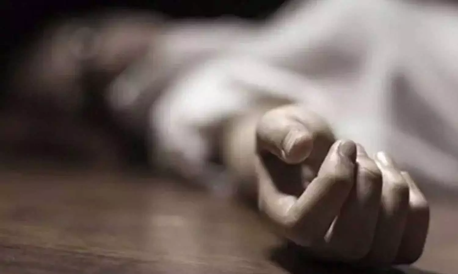 സ്കൂളിനുള്ളിൽ 12-ാം ക്ലാസ് വിദ്യാർത്ഥിനിയെ മരിച്ച നിലയിൽ കണ്ടെത്തി; തീകൊളുത്തിയതെന്ന് സംശയം സ്കൂളിനുള്ളിൽ 12-ാം ക്ലാസ് വിദ്യാർത്ഥിനിയെ മരിച്ച നിലയിൽ കണ്ടെത്തി; തീകൊളുത്തിയതെന്ന് സംശയം