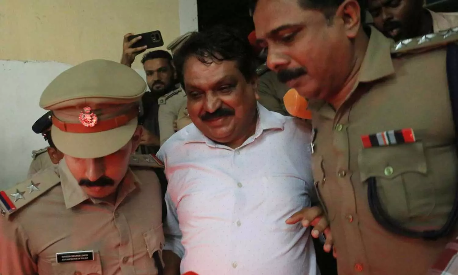 പോയില്ലെങ്കിൽ ഷാർജയിലെ ജ്വല്ലറിപ്പണി പോകുമെന്ന് തച്ചങ്കരി; ജയിലില് നിന്ന് ഇറങ്ങിയതല്ലേയുള്ളൂ, കുറച്ച് കഴിയട്ടെയെന്ന് ഹൈക്കോടതി പോയില്ലെങ്കിൽ ഷാർജയിലെ ജ്വല്ലറിപ്പണി പോകുമെന്ന് തച്ചങ്കരി; ജയിലില് നിന്ന് ഇറങ്ങിയതല്ലേയുള്ളൂ, കുറച്ച് കഴിയട്ടെയെന്ന് ഹൈക്കോടതി