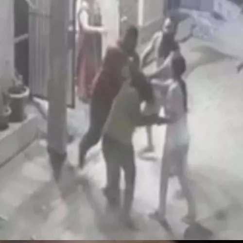 താർ കാറും ബൈക്കും വേണം; ഭാര്യയെ റോഡിലിട്ട് മർദിച്ചു, സിസിടിവി ദൃശ്യങ്ങൾ പുറത്ത്