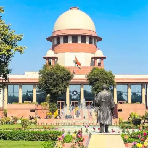 മതേതരത്വം തകരും: വന്ദേമാതരത്തിന്റെ ആറ് ചരണങ്ങളും നിർബന്ധമാക്കിയ കേന്ദ്ര ഉത്തരവിനെതിരെ സുപ്രിംകോടതിയിൽ ഹരജി