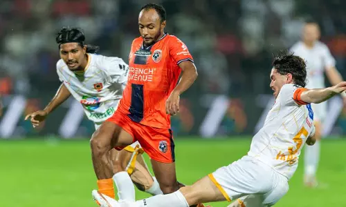 Kannur falters; Malappuram secures a resounding 3-0 victory in Super League Kerala. Kannur falters; Malappuram secures a resounding 3-0 victory in Super League Kerala.