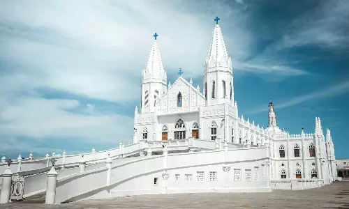 വേളാങ്കണ്ണിയുടെ ചരിത്രം. സ്ഥലനാമത്തിന്റെ പേരിൽ ക്രൈസ്തവ ചരിത്രം മാറ്റിയെഴുതാമോ? ചരിത്രബോധം വേണം, മതവൈരമല്ല! വേളാങ്കണ്ണിയുടെ ചരിത്രം. സ്ഥലനാമത്തിന്റെ പേരിൽ ക്രൈസ്തവ ചരിത്രം മാറ്റിയെഴുതാമോ? ചരിത്രബോധം വേണം, മതവൈരമല്ല!
