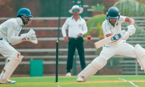 Bengal tightens its grip; Kerala suffers another batting collapse in the second innings. Bengal tightens its grip; Kerala suffers another batting collapse in the second innings.
