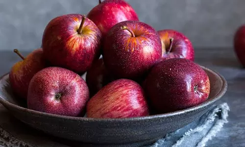 നിറം കണ്ട് വാങ്ങല്ലേ? മധുരമുള്ള ആപ്പിൾ എങ്ങനെ തെരഞ്ഞെടുക്കാം, ഇതാ ചില ടിപ്സുകൾ നിറം കണ്ട് വാങ്ങല്ലേ? മധുരമുള്ള ആപ്പിൾ എങ്ങനെ തെരഞ്ഞെടുക്കാം, ഇതാ ചില ടിപ്സുകൾ