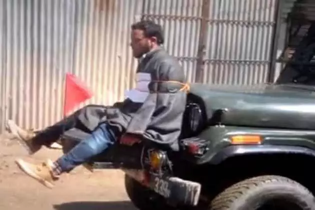 കശ്മീരില്‍ യുവാവിനെ മനുഷ്യകവചമായി ഉപയോഗിച്ചത് നിയമവിരുദ്ധം: സൈന്യത്തിനെതിരെ പൊലീസ്