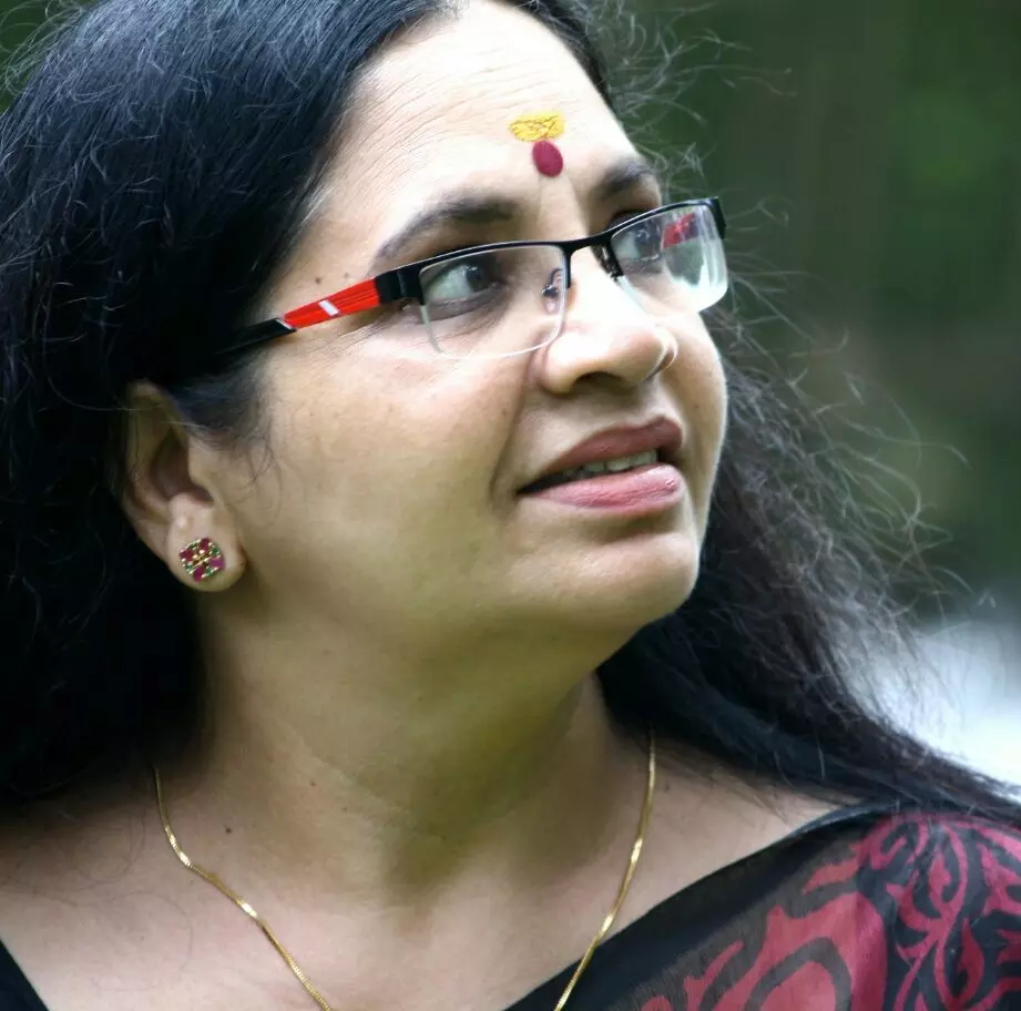 എന്തിനാണ് അനാവശ്യമായി അവളെയും സിനിമയെയും താഴ്ത്തിക്കെട്ടാന് ശ്രമിക്കുന്നതെന്ന് ഭാഗ്യലക്ഷ്മി എന്തിനാണ് അനാവശ്യമായി അവളെയും സിനിമയെയും താഴ്ത്തിക്കെട്ടാന് ശ്രമിക്കുന്നതെന്ന് ഭാഗ്യലക്ഷ്മി