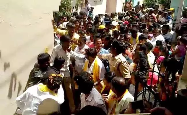 തിരക്കിനിടയില്‍ തന്നെ തള്ളിയ ആരാധകനെ തല്ലി ബാലകൃഷ്ണ