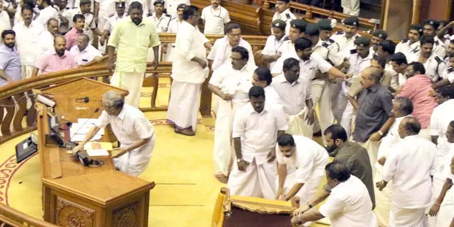 സ്പീക്കറുടെ ഡയസ് തകര്‍ത്ത സംഭവം; കേസ് എറണാകുളം പ്രത്യേക കോടതിയിലേക്ക് മാറ്റുന്നു