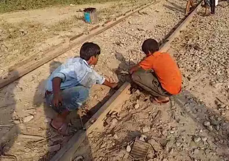 യുപിയില് റെയില്വേ ട്രാക്കില് കുട്ടികളെക്കൊണ്ട് പണിയെടുപ്പിക്കുന്ന ദൃശ്യങ്ങള് പുറത്ത് യുപിയില് റെയില്വേ ട്രാക്കില് കുട്ടികളെക്കൊണ്ട് പണിയെടുപ്പിക്കുന്ന ദൃശ്യങ്ങള് പുറത്ത്