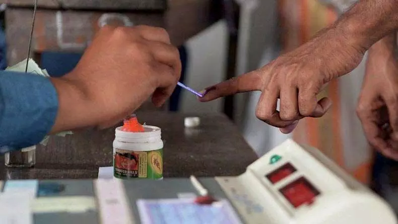 വേങ്ങരയില്‍ വാനോളം ആവേശം; കൊട്ടിക്കലാശം അതിര്‍ത്തിക്ക് പുറത്ത്