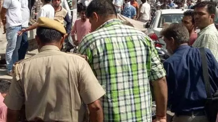 ഹിന്ദു പെൺകുട്ടിയോടൊപ്പം ഹോട്ടൽ മുറിയിൽ കണ്ടെത്തിയ മുസ്ലിം യുവാവിന് മര്ദനം ഹിന്ദു പെൺകുട്ടിയോടൊപ്പം ഹോട്ടൽ മുറിയിൽ കണ്ടെത്തിയ മുസ്ലിം യുവാവിന് മര്ദനം