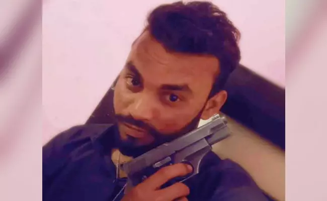 തോക്ക് ചൂണ്ടി സെല്ഫി; അബദ്ധത്തില് വെടിപൊട്ടി യുവാവ് മരിച്ചു തോക്ക് ചൂണ്ടി സെല്ഫി; അബദ്ധത്തില് വെടിപൊട്ടി യുവാവ് മരിച്ചു